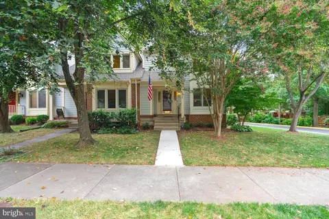 12520 N Lake Ct, Fairfax, VA 22033