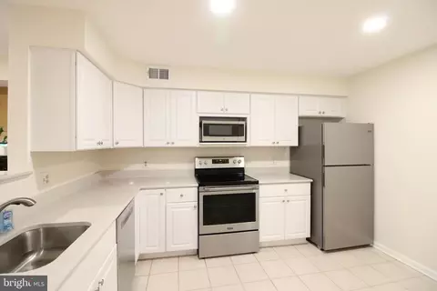 2233 Lovedale Ln #B, Reston, VA 20191