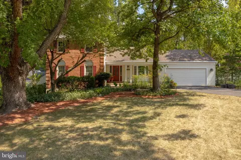 9134 Fishermans Ln, Springfield, VA 22153