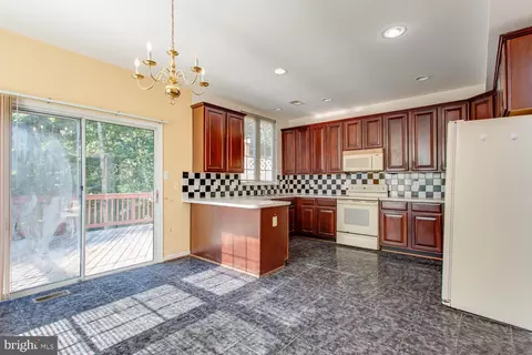 8517 Bertsky Ln, Lorton, VA 22079 photo 3