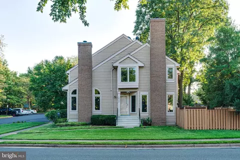1035 Boros Ct, Herndon, VA 20170