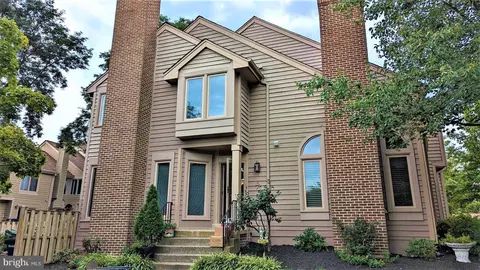 1046 Elder Ct, Herndon, VA 20170