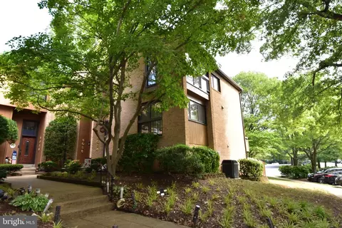 9054 Blarney Stone Dr, Springfield, VA 22152