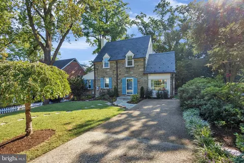 6025 Woodmont Rd, Alexandria, VA 22307