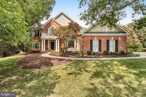 10608 Dogwood Farm Ln, Great Falls, VA 22066