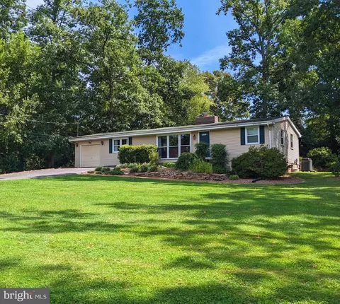 4045 Taylor Dr, Fairfax, VA 22032