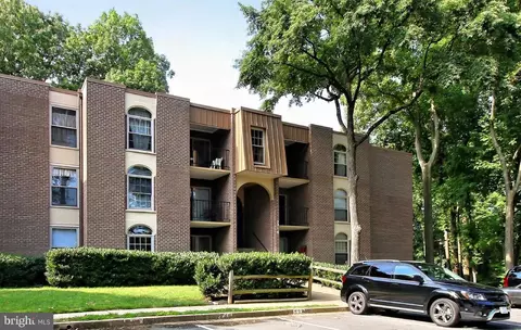 3316 Woodburn Village Dr #11, Annandale, VA 22003