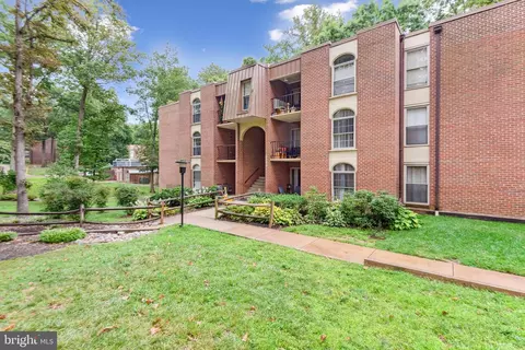 3320 Woodburn Village Dr #21, Annandale, VA 22003