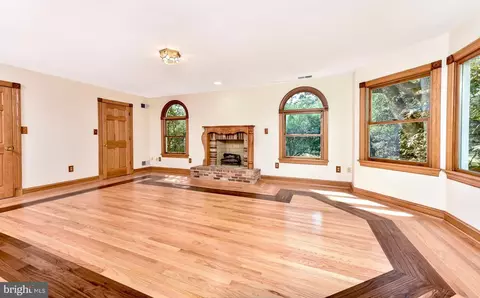 3424 Arnold Ln, Falls Church, VA 22042