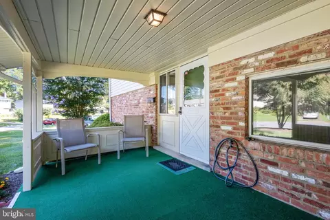 8905 Victoria Rd, Springfield, VA 22151 photo 2