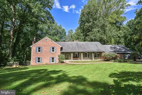 11906 Wolf Run Ln, Clifton, VA 20124