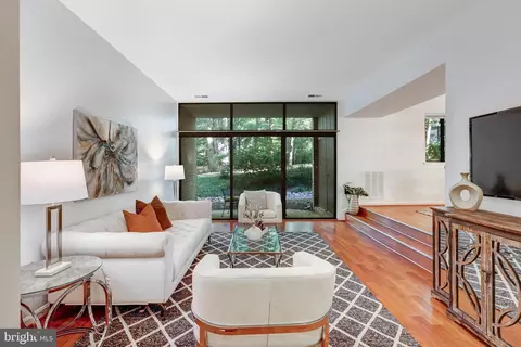 1650 Parkcrest Cir #101, Reston, VA 20190
