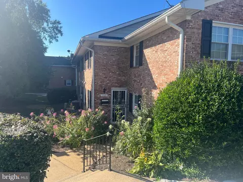 8702 Walutes Cir #B, Alexandria, VA 22309