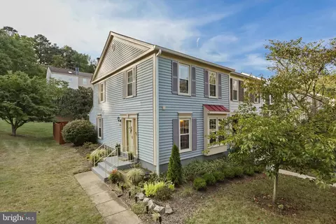 7422 Houndsbury Ct, Alexandria, VA 22315