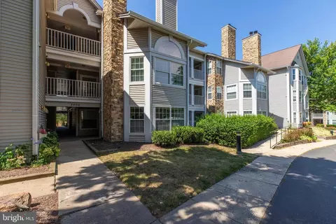 5600 Willoughby Newton Dr #14, Centreville, VA 20120