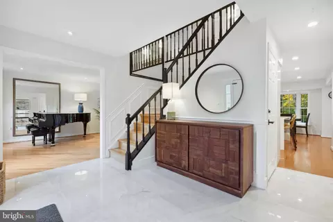 1720 Chesterbrook Vale Ct, Mclean, VA 22101 photo 2