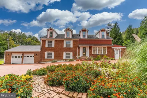 7287 Redd Rd, Falls Church, VA 22043