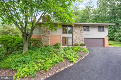 11233 S Shore Rd, Reston, VA 20190 photo 2