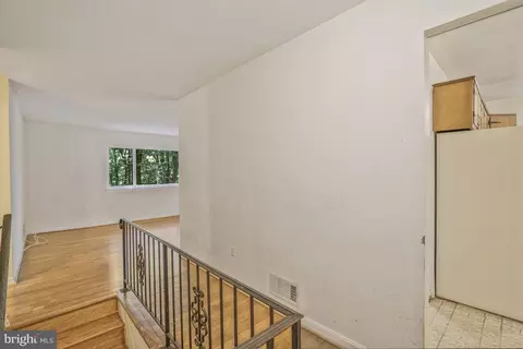 6808 Vienna Ct, Springfield, VA 22152 photo 5