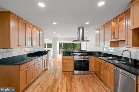 11446 Links Dr, Reston, VA 20190 photo 7
