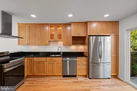 11446 Links Dr, Reston, VA 20190 photo 9