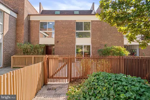 11446 Links Dr, Reston, VA 20190 photo 2