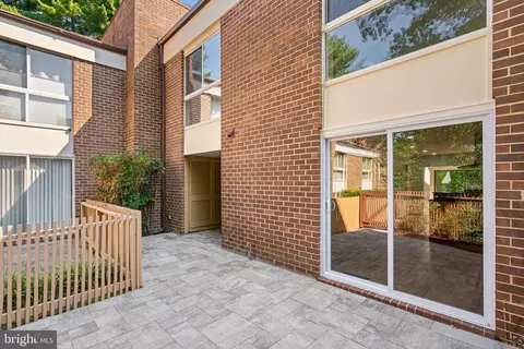 11446 Links Dr, Reston, VA 20190 photo 3