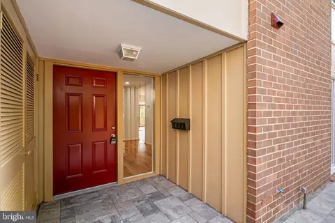 11446 Links Dr, Reston, VA 20190 photo 4