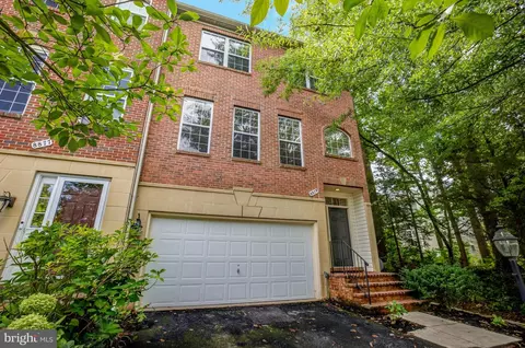 8879 Royal Doulton Ln, Fairfax, VA 22031