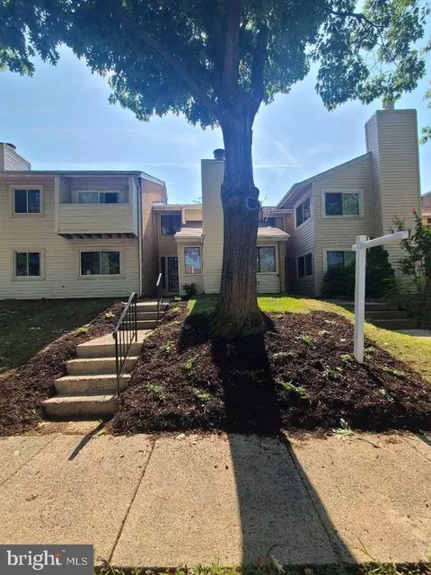 2213 Saunders Dr, Herndon, VA 20170