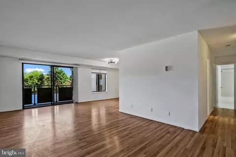 3100 S Manchester St #317, Falls Church, VA 22044