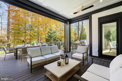Exterior - 725 Lawton St, Mclean, VA 22101 photo 4 of 20