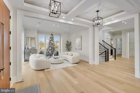 Entry Way - 725 Lawton St, Mclean, VA 22101 photo 7 of 27