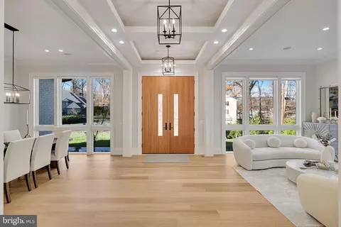 Entry Way - 725 Lawton St, Mclean, VA 22101 photo 1 of 27