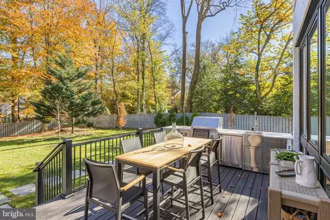 Exterior - 725 Lawton St, Mclean, VA 22101 photo 13 of 20