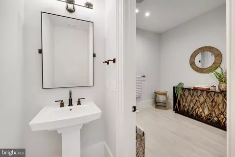 Entry Way - 725 Lawton St, Mclean, VA 22101 photo 22 of 27