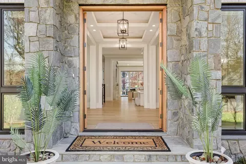 Entry Way - 725 Lawton St, Mclean, VA 22101 photo 6 of 27