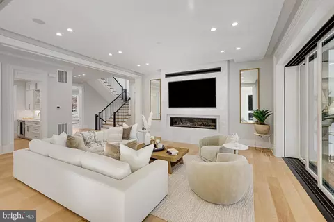 Living - 725 Lawton St, Mclean, VA 22101 photo 3 of 5