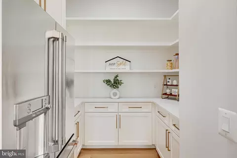 Entry Way - 725 Lawton St, Mclean, VA 22101 photo 11 of 27