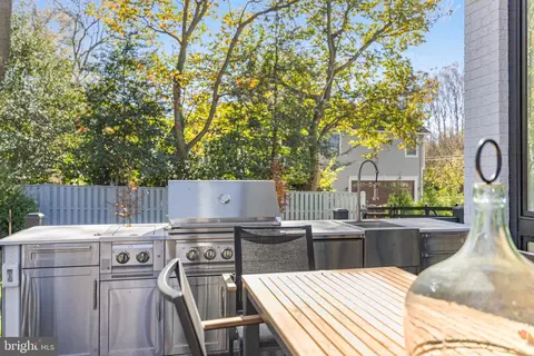 Exterior - 725 Lawton St, Mclean, VA 22101 photo 5 of 20