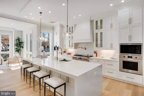 Kitchen - 725 Lawton St, Mclean, VA 22101 photo 6 of 9