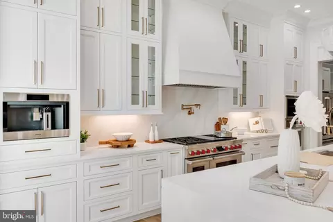 Kitchen - 725 Lawton St, Mclean, VA 22101 photo 8 of 9