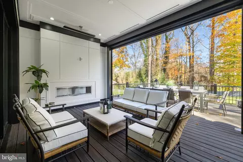 Exterior - 725 Lawton St, Mclean, VA 22101 photo 11 of 20