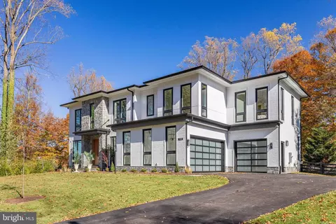 Exterior - 725 Lawton St, Mclean, VA 22101 photo 2 of 20