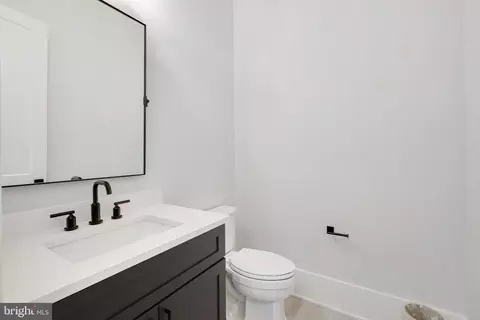 Entry Way - 725 Lawton St, Mclean, VA 22101 photo 13 of 27