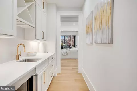 Entry Way - 725 Lawton St, Mclean, VA 22101 photo 8 of 27