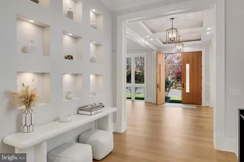 Entry Way - 725 Lawton St, Mclean, VA 22101 photo 4 of 27