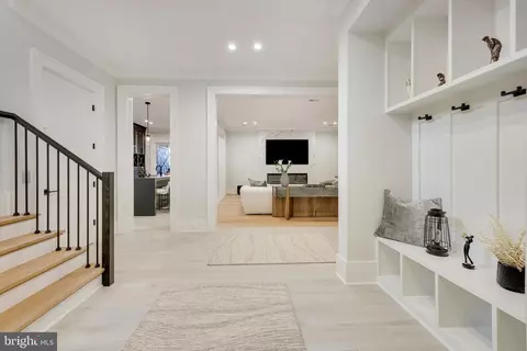 Entry Way - 725 Lawton St, Mclean, VA 22101 photo 26 of 27