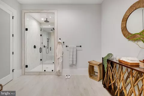 Entry Way - 725 Lawton St, Mclean, VA 22101 photo 23 of 27