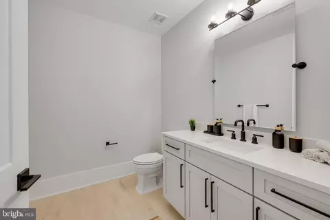 Bath - 725 Lawton St, Mclean, VA 22101 photo 10 of 12